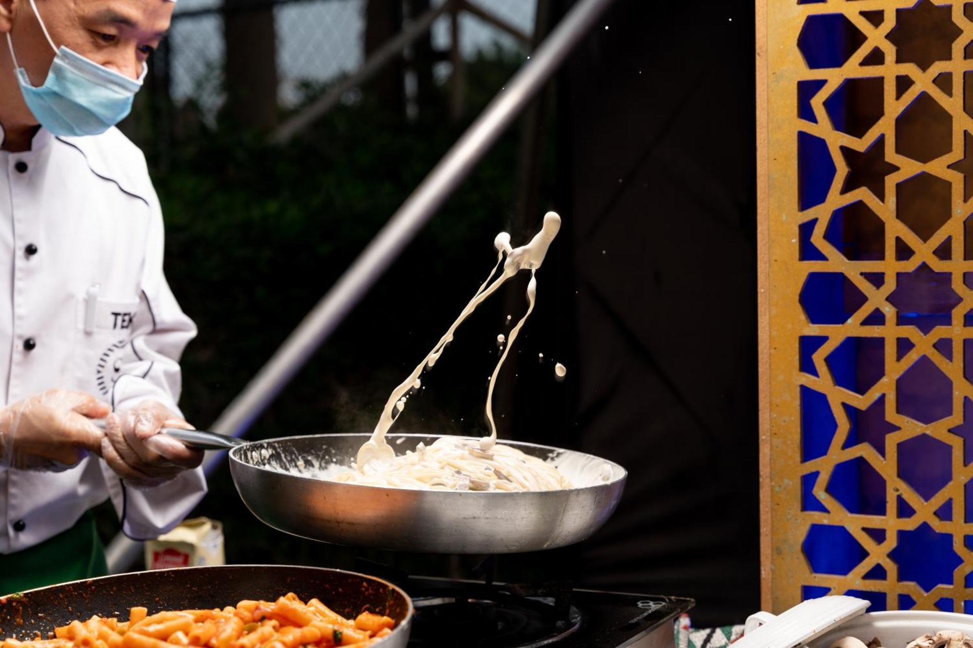 Sheraton Dammam Hotel & Convention Centre Kültér fotó A chef tossing rice in a wok