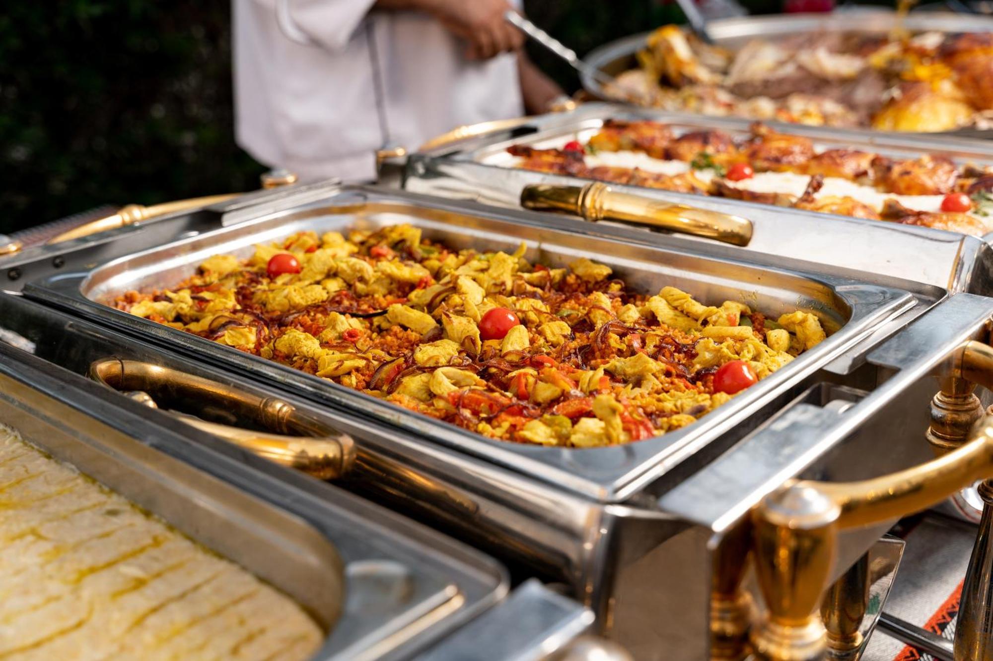 Sheraton Dammam Hotel & Convention Centre Kültér fotó A chafing dish