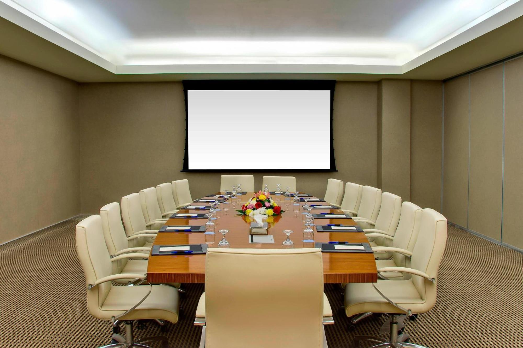 Sheraton Dammam Hotel & Convention Centre Kültér fotó A boardroom