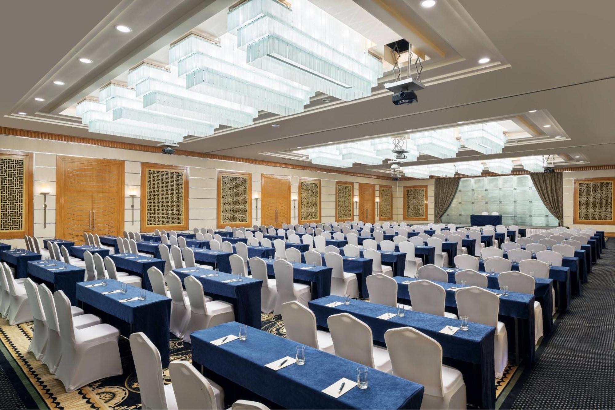 Sheraton Dammam Hotel & Convention Centre Kültér fotó The Grand Ballroom