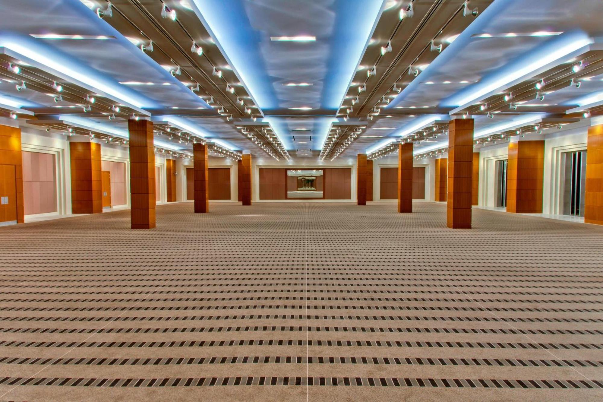 Sheraton Dammam Hotel & Convention Centre Kültér fotó The interior of the main hall