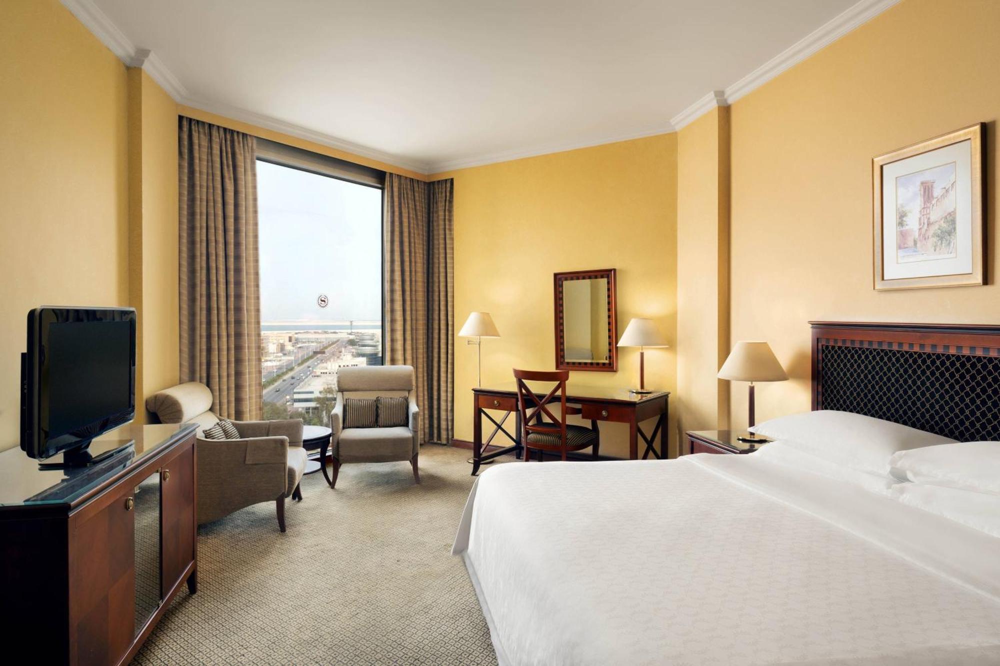 Sheraton Dammam Hotel & Convention Centre Kültér fotó A guest room at the Hilton Athens