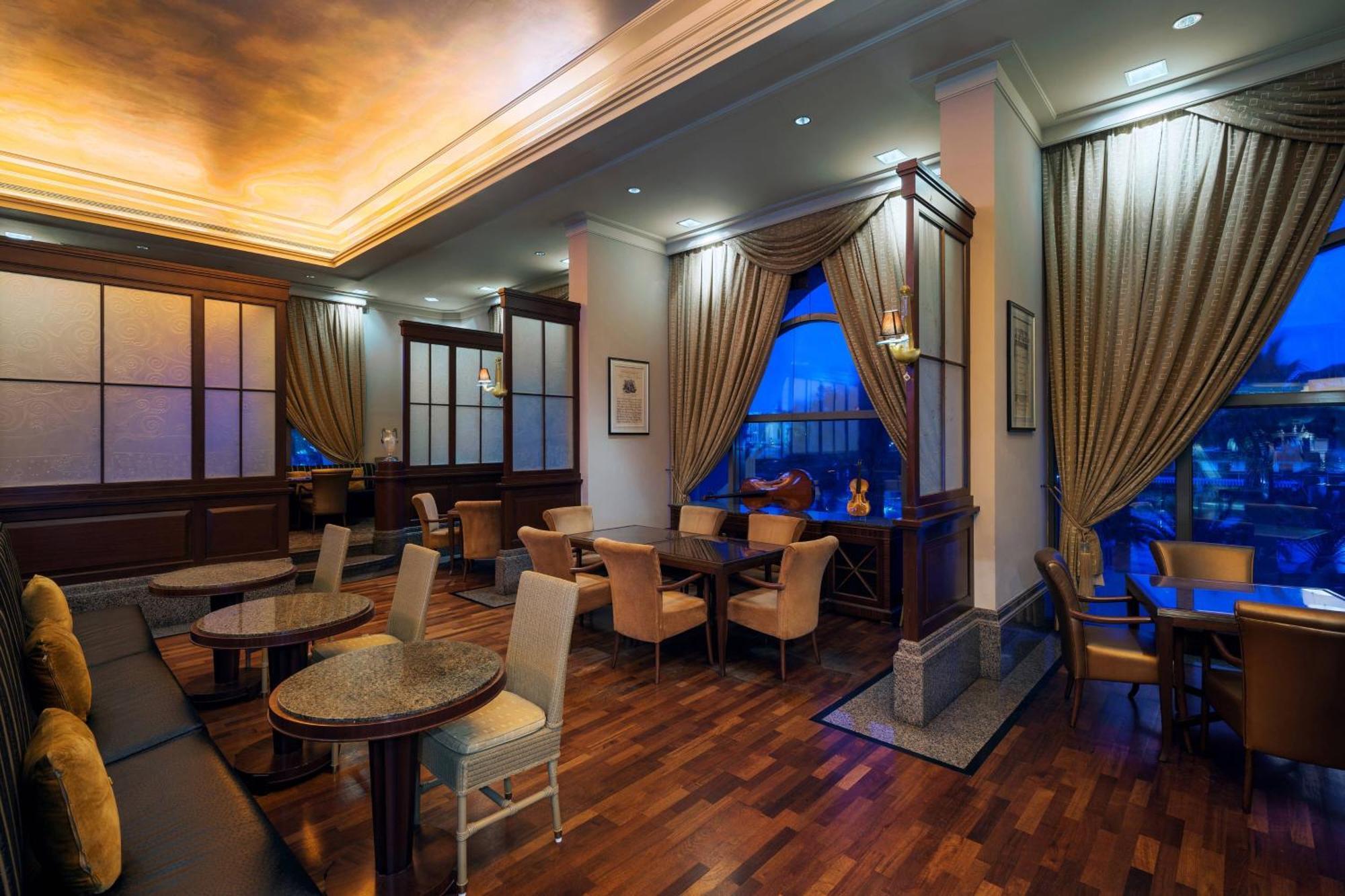 Sheraton Dammam Hotel & Convention Centre Kültér fotó The lounge at the airport