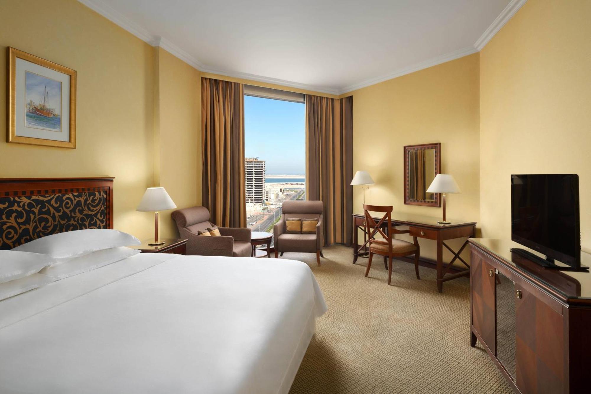 Sheraton Dammam Hotel & Convention Centre Kültér fotó A guest room at the Hilton Alexandria