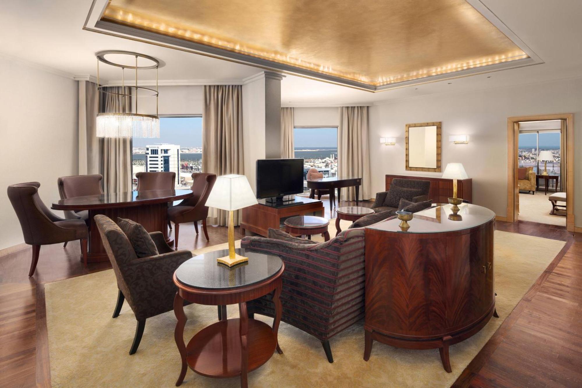 Sheraton Dammam Hotel & Convention Centre Kültér fotó A suite at the hotel