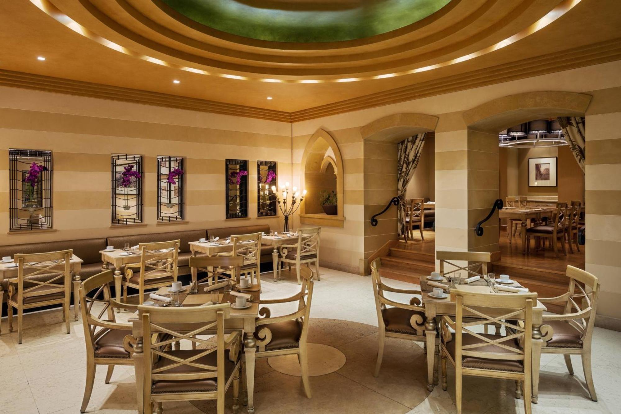 Sheraton Dammam Hotel & Convention Centre Kültér fotó The interior of the restaurant