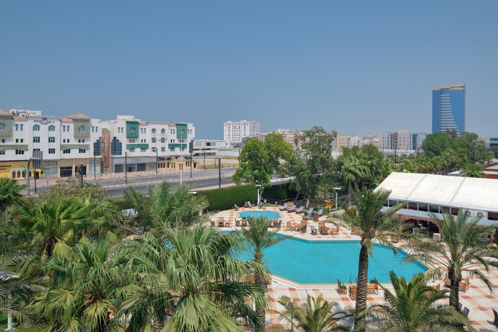 Sheraton Dammam Hotel & Convention Centre Kültér fotó A view of the pool at Jumeirah Lakes Towers