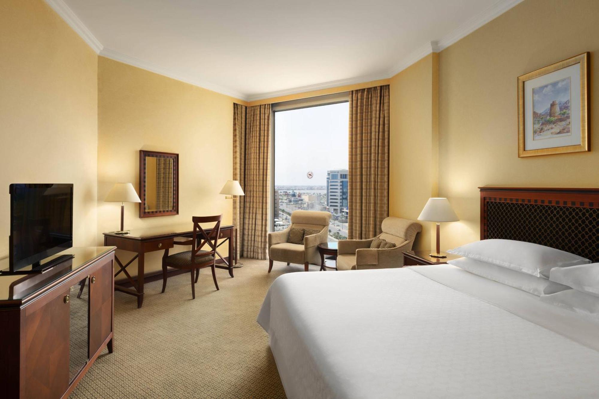 Sheraton Dammam Hotel & Convention Centre Kültér fotó A guest room at the hotel