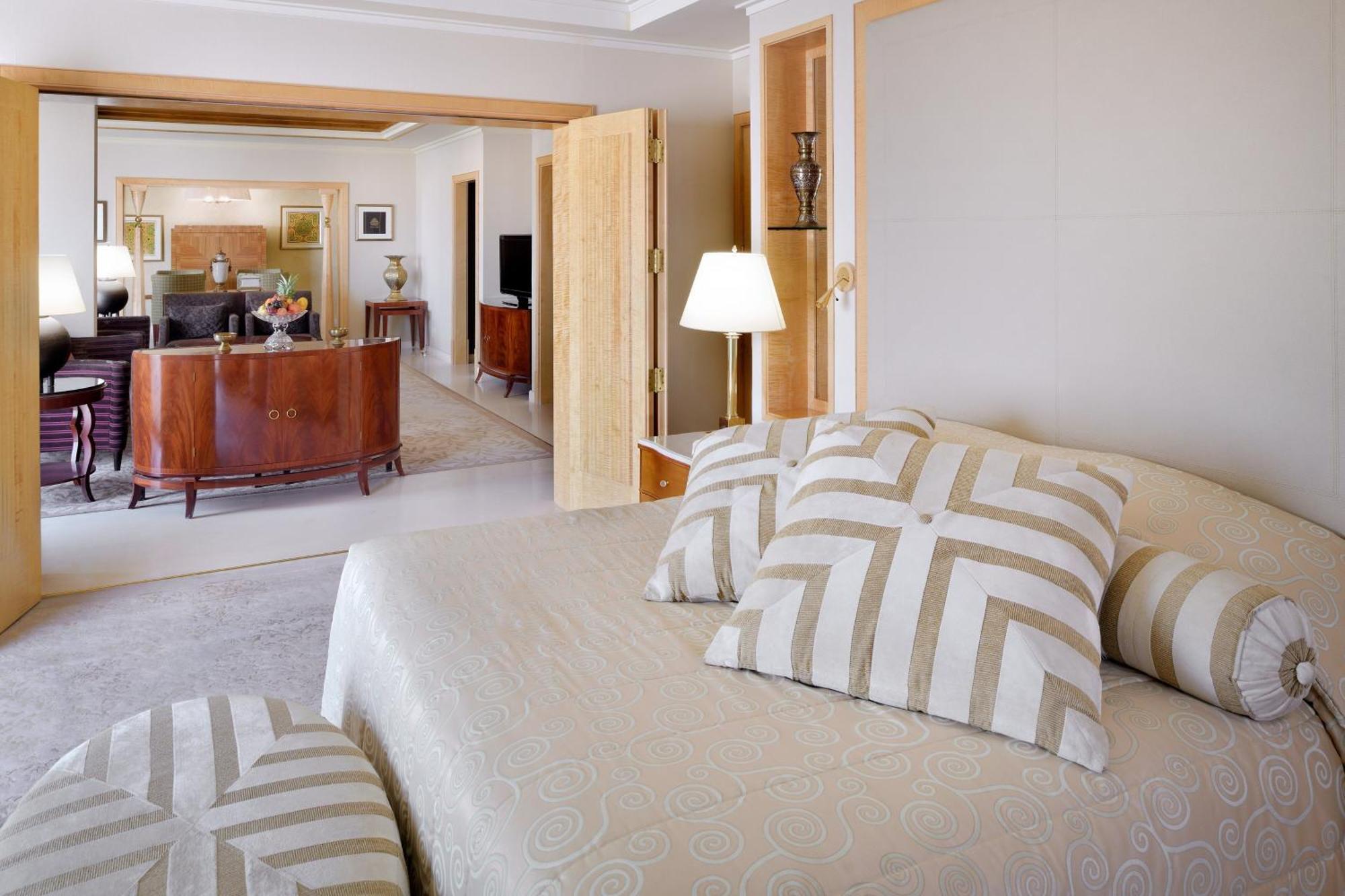 Sheraton Dammam Hotel & Convention Centre Kültér fotó A suite at the hotel